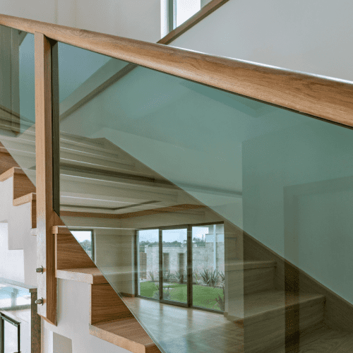 pochwyt drewniany balustrady szklane